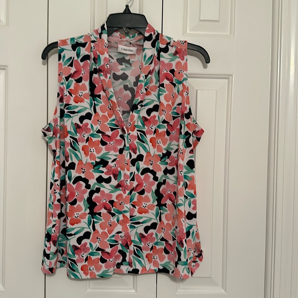 Calvin Klein, Floral Sleeveless Pleat V-Neck Blouse, L